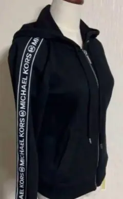 【新品タグ付3万】マイケルコース　定番人気ロゴ　ジップフーディパーカー　ブラック