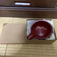 匿名配送　赤い彫刻模様の注ぎ口付き椀