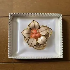 花形ブローチ ピンクビーズ付き