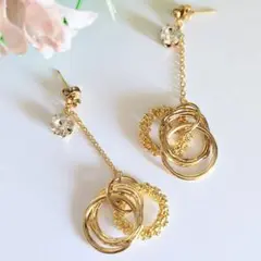 ピアス イヤリング ゴールド 3連リング フープ ラインストーン キラキラ