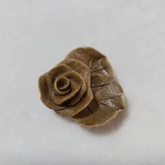 昭和レトロ・ヴィンテージ ベージュの薔薇の帯留 リメイク品 素焼き？焼き物？