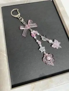 ハンドメイド　キーホルダーアクセサリーチャームストラップ　ピンク系