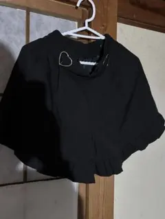 ハート型ピン付き黒ショートパンツ