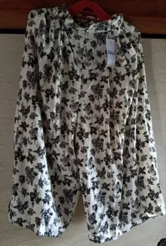 GU イージースカンツ フラワー柄 Sサイズのサムネイル