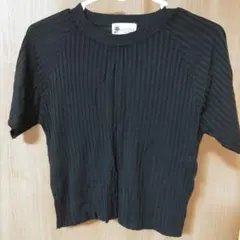 ブラック　ニットトップス　カットソー短め