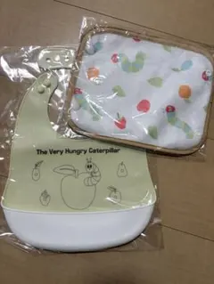 はらぺこあおむし　立体お食事エプロンとタオルセット