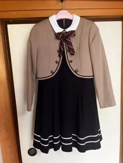 ベージュジャケット付き紺ワンピース　卒業式