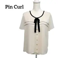 Pin Curl ピンカール リボンタイ付き スカラップ切替ブラウス 金ボタンLのサムネイル