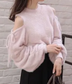 NICECLAUP肩開きピンクリボンフェザーニット