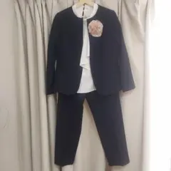 ネイビー パンツスーツ フラワーモチーフ付き