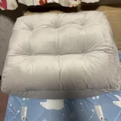 タフテッドデザインの四角いクッション
