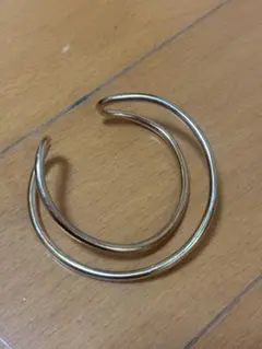 ゴールド ツイストデザイン バングル