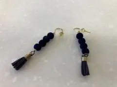 ネイビー タッセルピアス 揺れる ベロア調 レディース