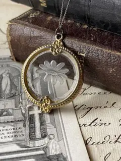 ビンテージペンダントトップ　スイス　エーデルワイス　ガラスのメダイヨン