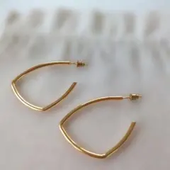 ゴールドカラー トライアングル フープピアス 両耳用