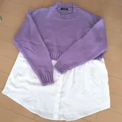 レディース　パープルニットと白シャツのレイヤード