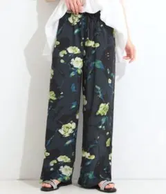 新品　水彩フラワープリント　イージーワイドパンツ　LL ネイビーのサムネイル