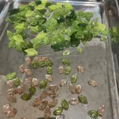 リーフ型 ビーズ まとめ売り グリーン ピンク系　プラスチックとチェコビーズ