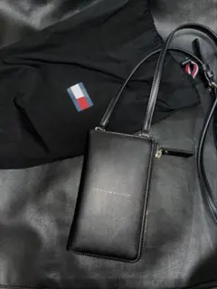トミーヒルフィガー ブラック スマホショルダーバッグ