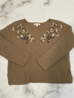 刺繍入りベージュニット Vネック 長袖　niko and