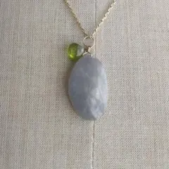 【最終価格】【訳あり】大粒マットグレーサファイア＆ペリドットK10YGチャーム