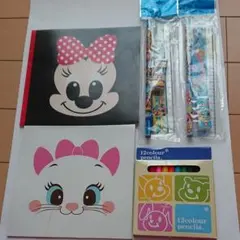 ミニーちゃん、マリーちゃんのノート、プーさんの色鉛筆、ミッキー、スティッチの文具