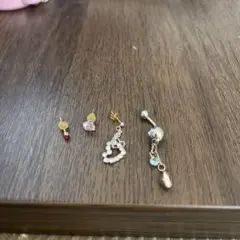 多様なデザインの片耳用ピアスセット