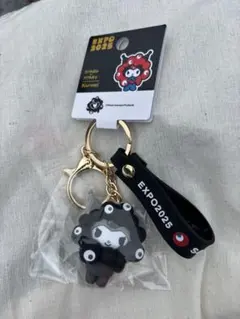 万博　サンリオ黒ミャクミャクなりきりキーホルダー　クロミ