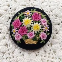 51.刺繍ブローチ　ハンドメイド