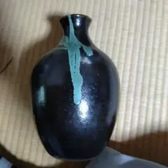 黒い陶器の花瓶 青緑のストライプ