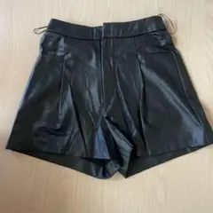 ZARA ブラックレザーショートパンツ