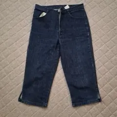 ユニクロ。デニムショートパンツ。脇にカット入り。