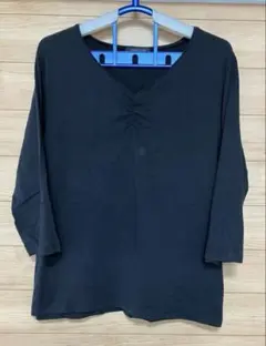 黒い五分袖シャツ Vネック ギャザー入り