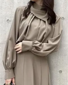 ⭐︎レア品⭐︎ anuans スカーフネックブラウス （KHAKI） アニュアンスのサムネイル
