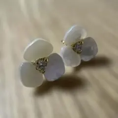 グリーンレーベルリラクシング　シェルフラワー　ピアスのサムネイル