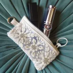 インド刺繍リボン　リップポーチ白　リップケース　丸カラビナ付　リップ２本入ります
