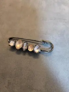 黒色クリスタル風ブローチ