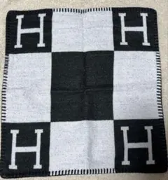 Hロゴ入り クッションカバー 42×42