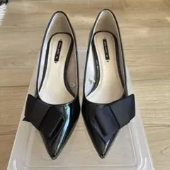 ZARA リボン付きエナメルブラックパンプスのサムネイル