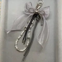 パラコード　ビーズ　ストラップ　チャーム　グレー　リボン　パール キーホルダー
