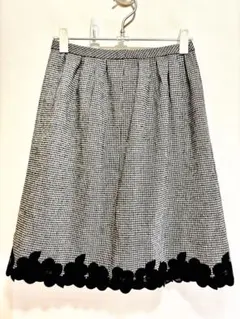 M’S GRACY 白黒チェック柄 膝丈スカート 花刺繍付き