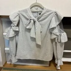 エブリン　花柄ジャガード フリルブラウス リボン付きのサムネイル