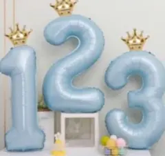 水色の数字バルーン 王冠付き　3