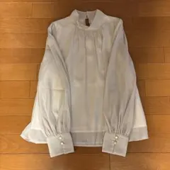 NATURAL BEAUTY BASIC ハイネックボリュームシアーブラウスのサムネイル