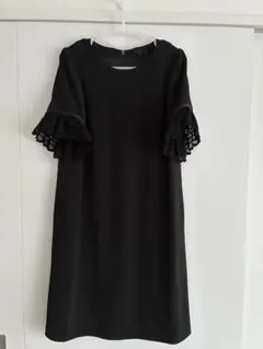レース付きフレア袖の黒ワンピース 40TO BE THIC