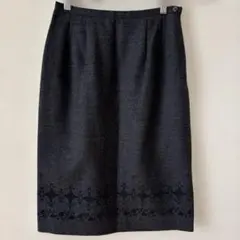 レイキャントレル スカート ひざ丈 ダークグレー 刺繍入り