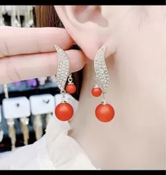 新作赤いビーズ付き揺れるピアス