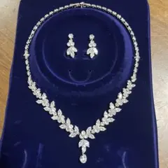 クリスタル リーフモチーフ ネックレスとピアスセット