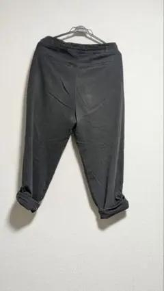 グレー 折り返し付き プリーツデザイン チノパン