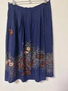 Beyond Vintageのシルク100%スカートです。